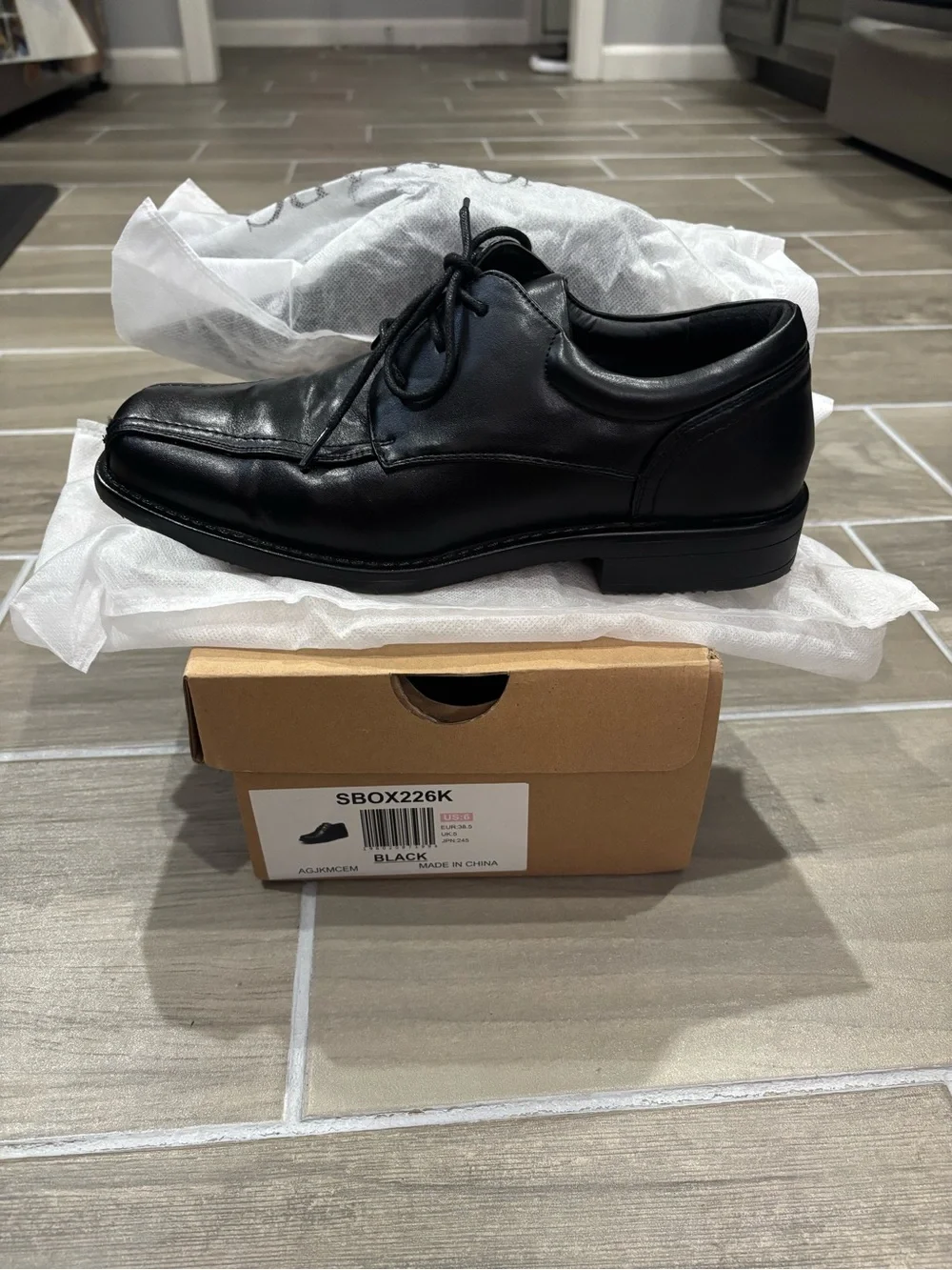 Bruno Marc dress shoes - black - like new, only worn once. Men’s size 6